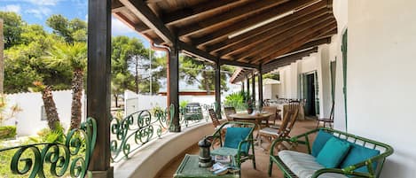 スタンダード ハウス ベッドルーム (複数) 2 バスルーム (Villa Isidoro Sea View) | 屋外ダイニングエリア