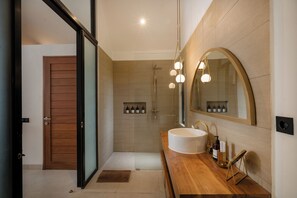 Villa | Badkamer | Een douche, gratis toiletartikelen, een haardroger, handdoeken