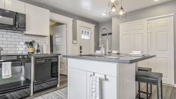 Lemari es, microwave, oven, dan mesin pencuci piring