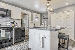 Kjøleskap, mikrobølgeovn, ovn og oppvaskmaskin