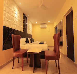 Quarto luxo | 1 quarto, roupas de cama antialérgicas, escrivaninha, Wi-Fi de cortesia