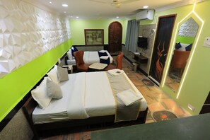 Phòng Suite | Phòng tắm | Buồng tắm vòi sen, vòi sen phun mưa, đồ dùng nhà tắm miễn phí 