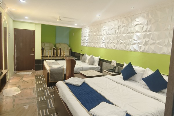 Suite | Hypo-allergenic bedding, desk, free WiFi, bed sheets