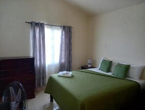 2 bedrooms, iron/ironing board, WiFi, bed sheets - Villa Vacay (Hellshire)