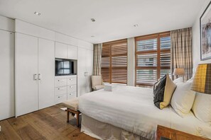2 bedrooms, desk, iron/ironing board, WiFi