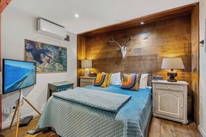 2 bedrooms, desk, iron/ironing board, WiFi