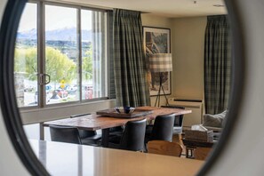Dining - Sauna & Stunning Lakeview Apartment in Wanaka (Wanaka)