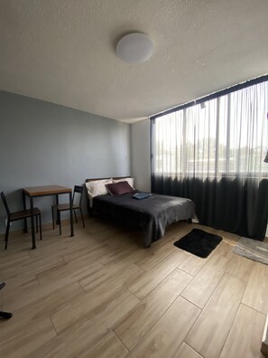 1 dormitorio, tabla de planchar con plancha, wifi y ropa de cama
