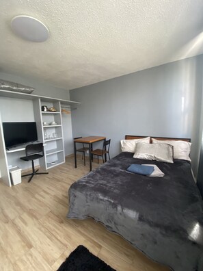 1 habitación, tabla de planchar con plancha, wifi y ropa de cama