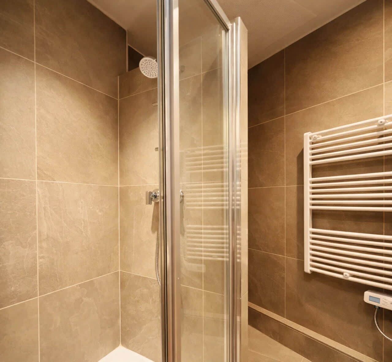 Douche, sèche-cheveux, serviettes fournies