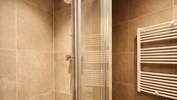 Douche, sĂšche-cheveux, serviettes fournies