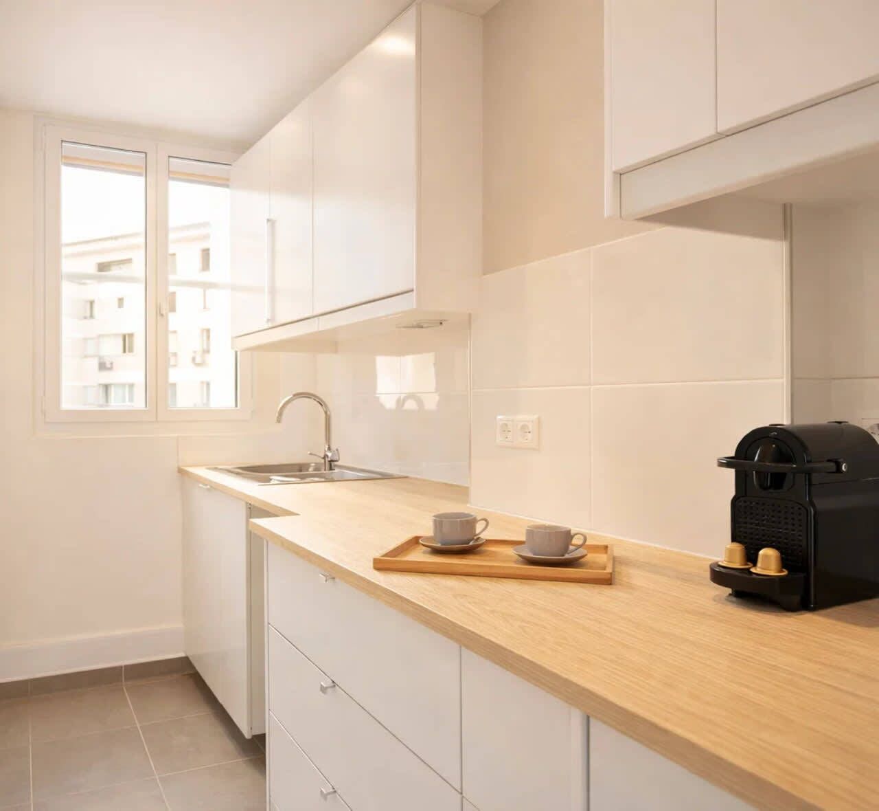 Réfrigérateur, micro-ondes, plaque de cuisson, cafetière/bouilloire