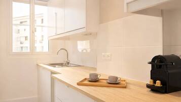 Réfrigérateur, micro-ondes, plaque de cuisson, cafetiÚre/bouilloire