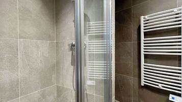 Douche, sĂšche-cheveux, serviettes fournies