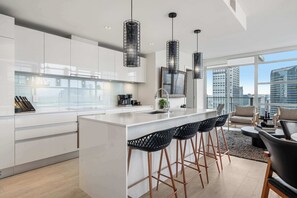 ثلاجة، ميكروويف، فرن، موقد طهي مسطح