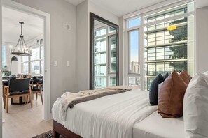 2 室のベッドルーム、デスク、アイロン / アイロン台、旅行用ベビーベッド