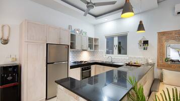 Kjøleskap, mikrobølgeovn, ovn og kokeplater