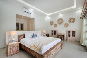 3 bedrooms, desk, iron/ironing board, free WiFi - Azure New Luxe Canggu Beach Villa 2 min to beach (Canggu)