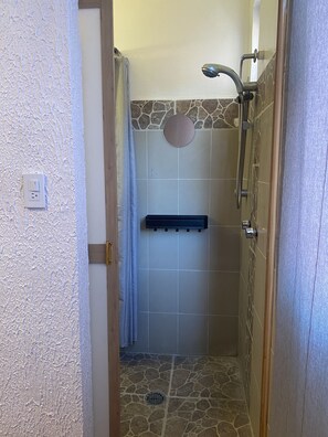 Een haardroger, handdoeken, zeep, shampoo