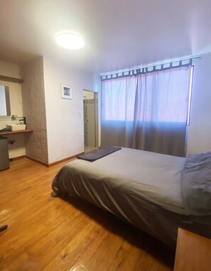 1 slaapkamer, een strijkplank/strijkijzer, wifi, beddengoed