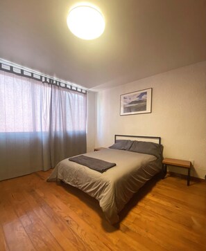 1 slaapkamer, een strijkplank/strijkijzer, wifi, beddengoed