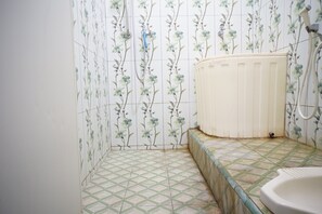 基本雙人房 | 浴室 | 淋浴設備、毛巾