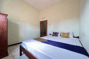 Basic Double Room | Laptop workspace, bed sheets - Hotel O Kost Berkah Near Kebun Teh Wonosari (Malang)