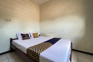 Quarto casal básico | Espaço de trabalho para notebook, roupa de cama