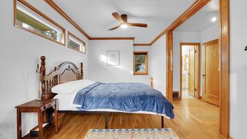 3 bedrooms, desk, iron/ironing board, free WiFi