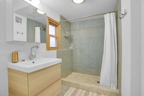 Dusche, umweltfreundliche Kosmetikartikel, Haartrockner, Handtücher