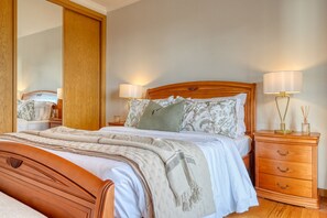 2 bedrooms, iron/ironing board, free WiFi, bed sheets