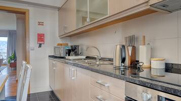 Geladeira, micro-ondas, fogĂŁo, cooktop