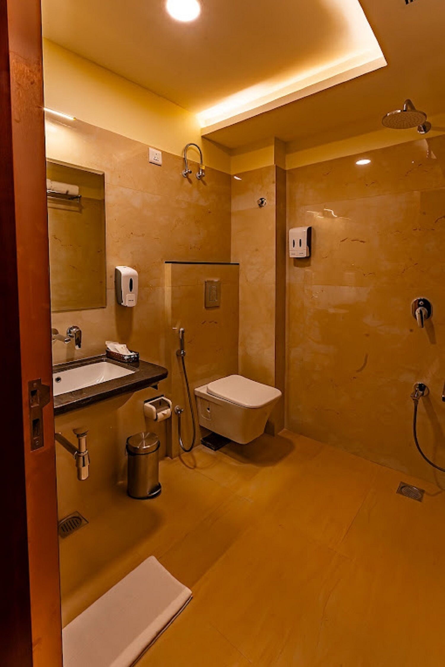 Un bagno moderno con lavandino, wc e doccia.