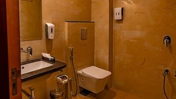 Un bagno moderno con lavandino, wc e doccia.