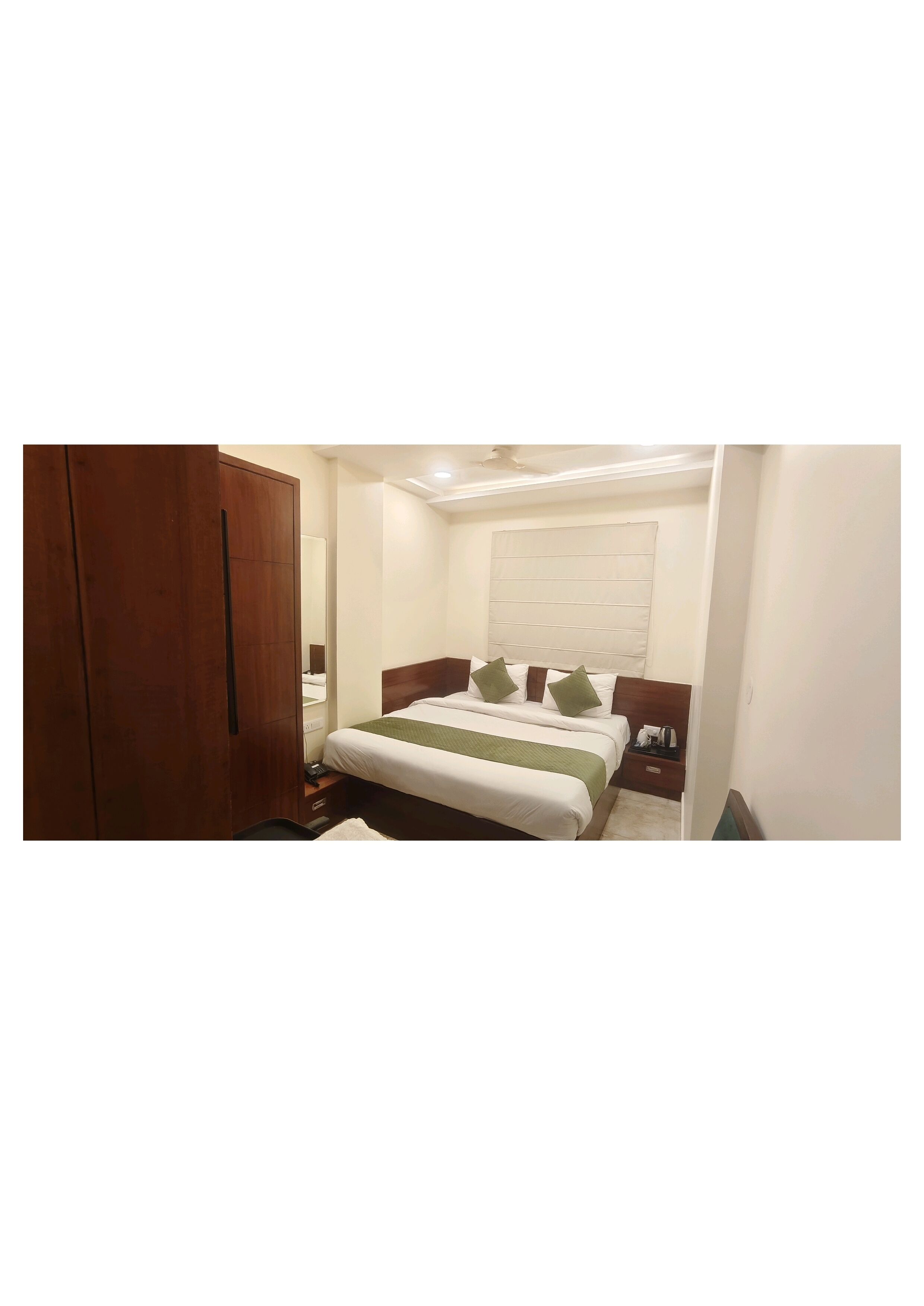 Un dormitorio con cama, armario de madera, mesita de noche y tocador.