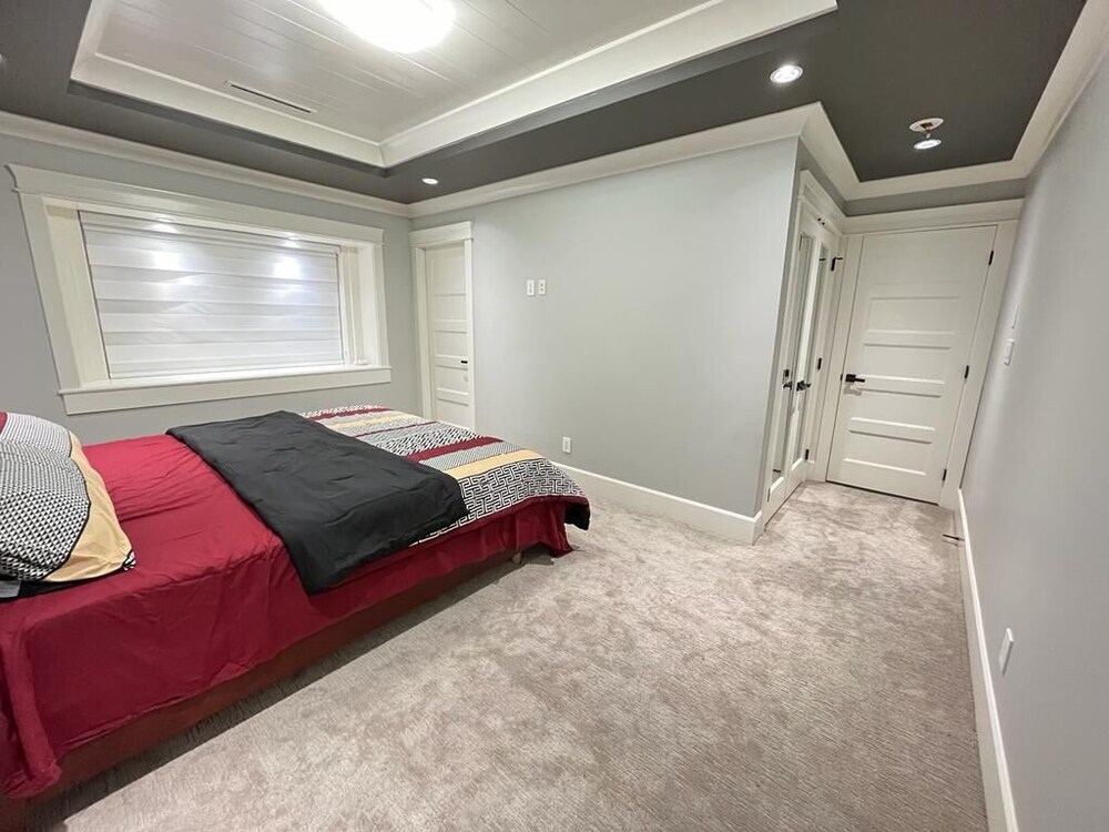 Luxury house located near Edgemont Village District of North