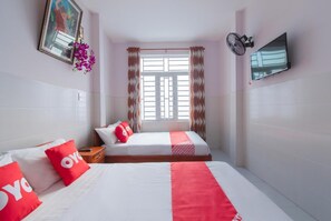 Escritorio, wifi gratis y ropa de cama