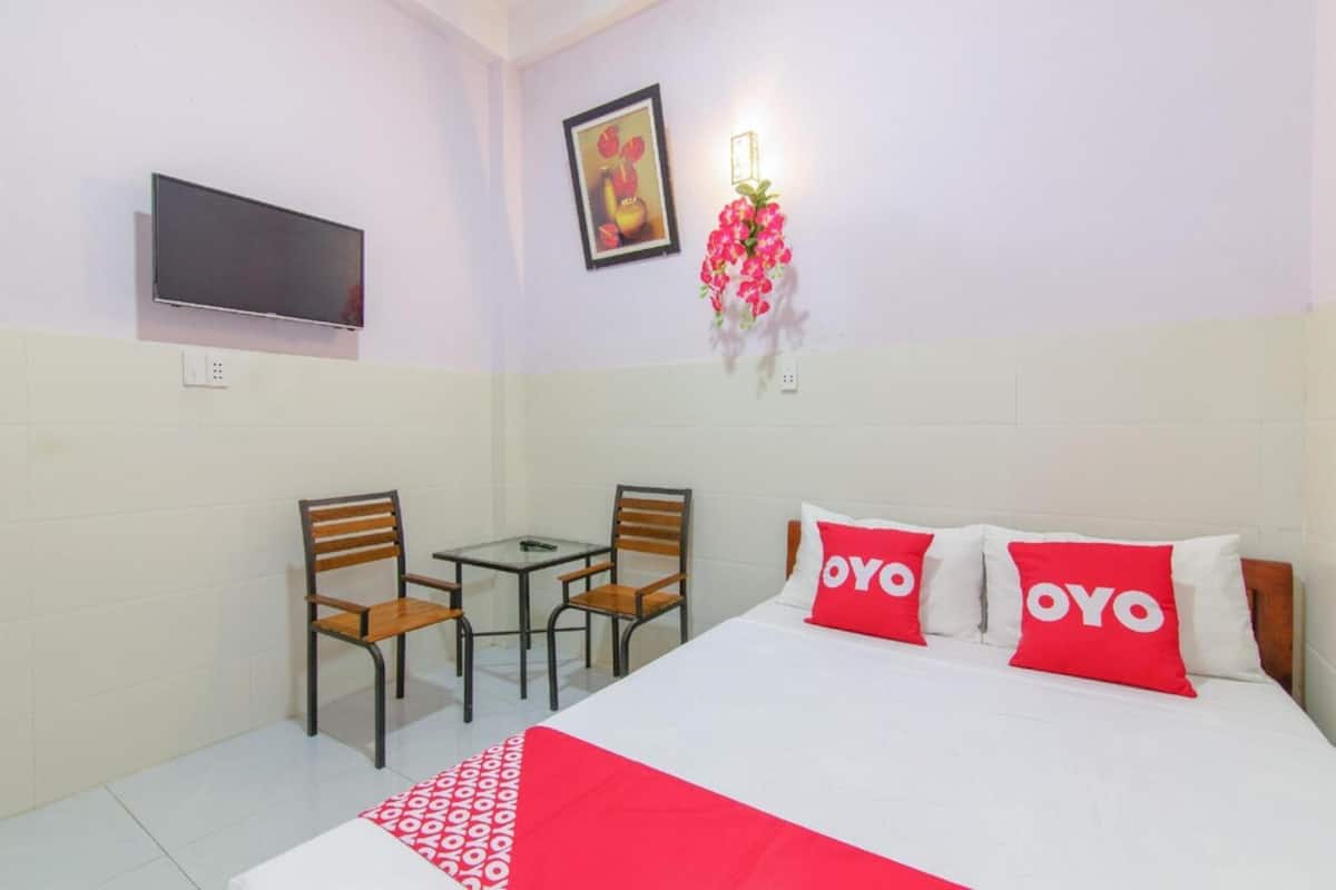 Desk, free WiFi, bed sheets