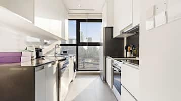 Apartamento superior | Cozinha privada | Geladeira, fogão, cooktop, cafeteira/chaleira