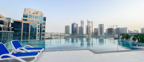 2 hồ bơi ngoài trời