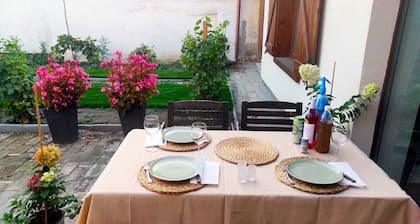 A Lizbett Cottage egy közel 100 Ă©ve Ă©pĂŒlt vĂĄlyoghĂĄz