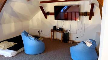 5 bedrooms, iron/ironing board, WiFi, bed sheets