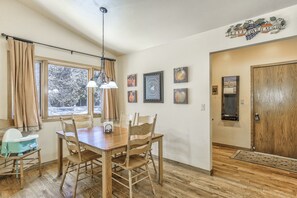 Family dining - The Phone Booth (Monument)