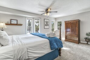 4 bedrooms, desk, laptop workspace, iron/ironing board - The Phone Booth (Monument)