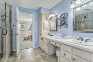 Towels, soap, shampoo, toilet paper - The Phone Booth (Monument)