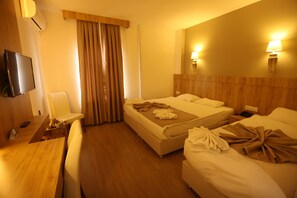 Comfort-Vierbettzimmer | Schreibtisch, laptopgeeigneter Arbeitsplatz, kostenloses WLAN