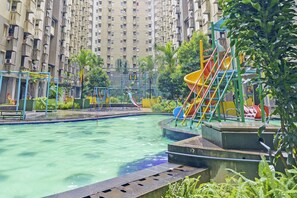 Outdoor pool - Hotel O Apartemen Gateway Cicadas By Inpro Ii (Bandung)