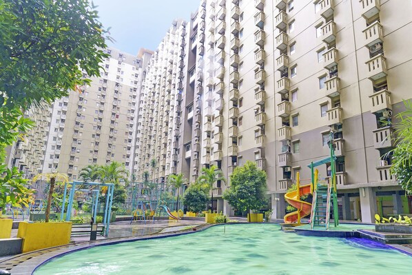 Outdoor pool - Hotel O Apartemen Gateway Cicadas By Inpro Ii (Bandung)