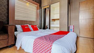 Desk, free WiFi, bed sheets