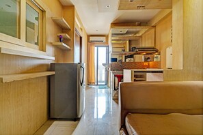 Habitación doble Deluxe | Área de sala de estar | Televisión de pantalla plana de 32 pulgadas con canales por cable